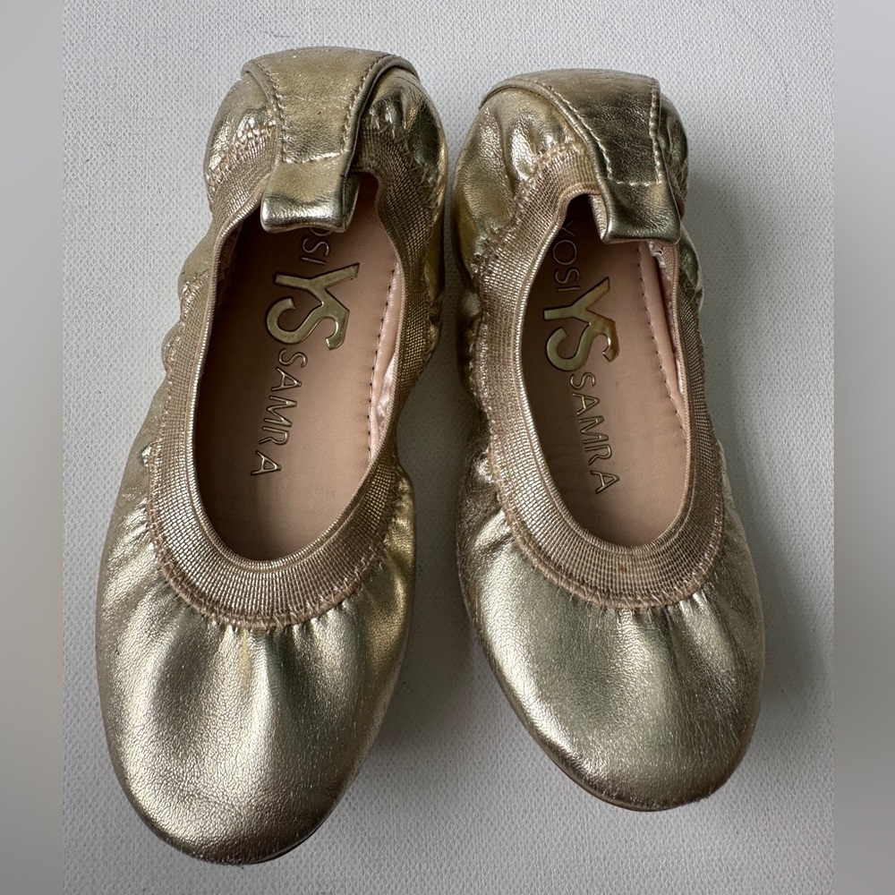 Yosi Samra, girl’s Nina Foldable Ballet Flat in Gold Leather, size 9.